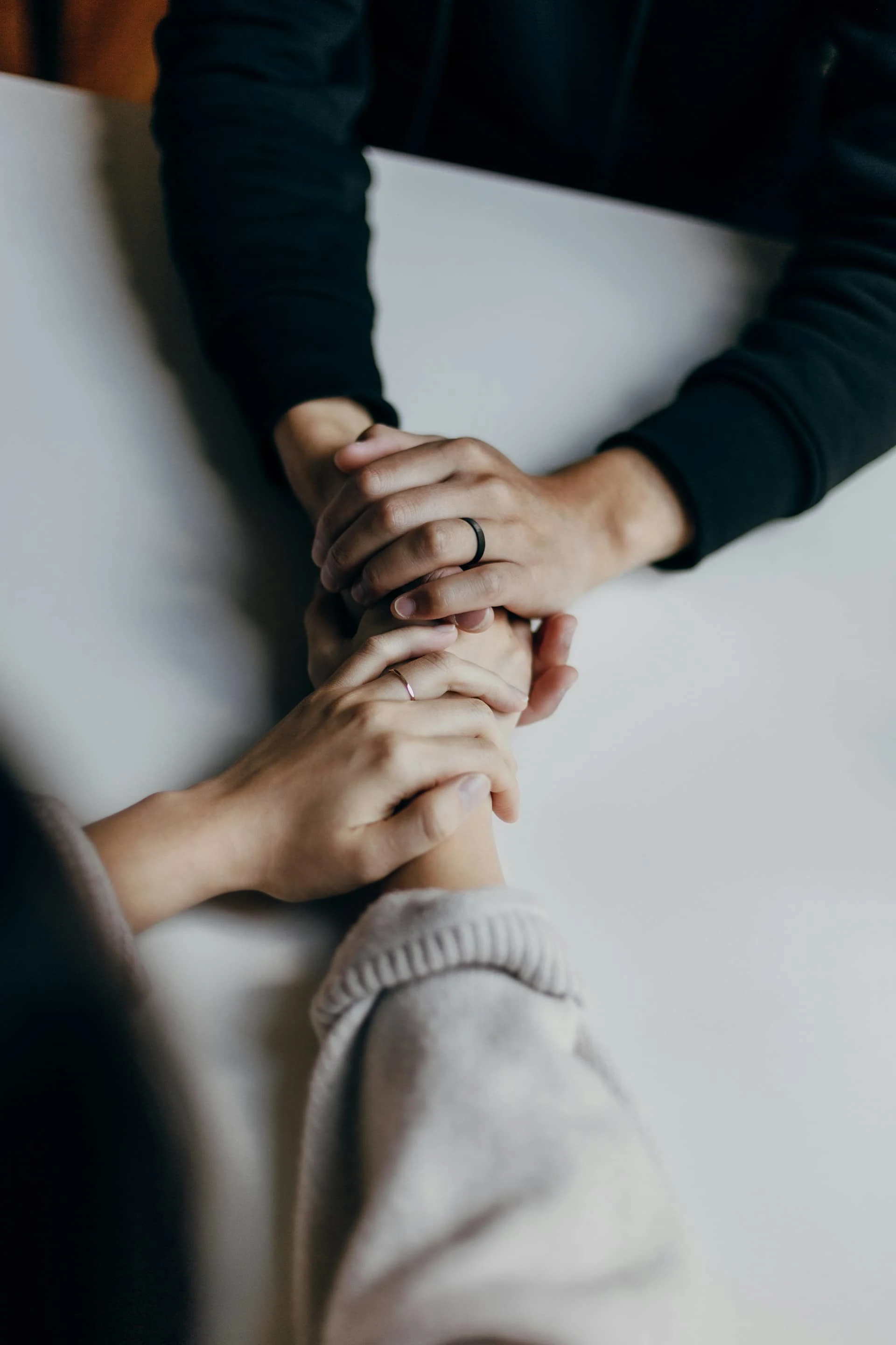 أيدٍ متشابكة تعبّر عن الدعم والاحتواء